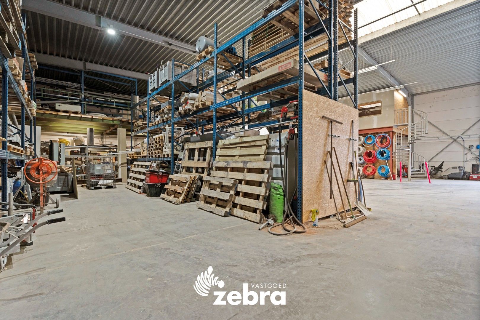 Ruime loods van ± 600 m² met instapklare woning te Oostrozebeke! foto 4