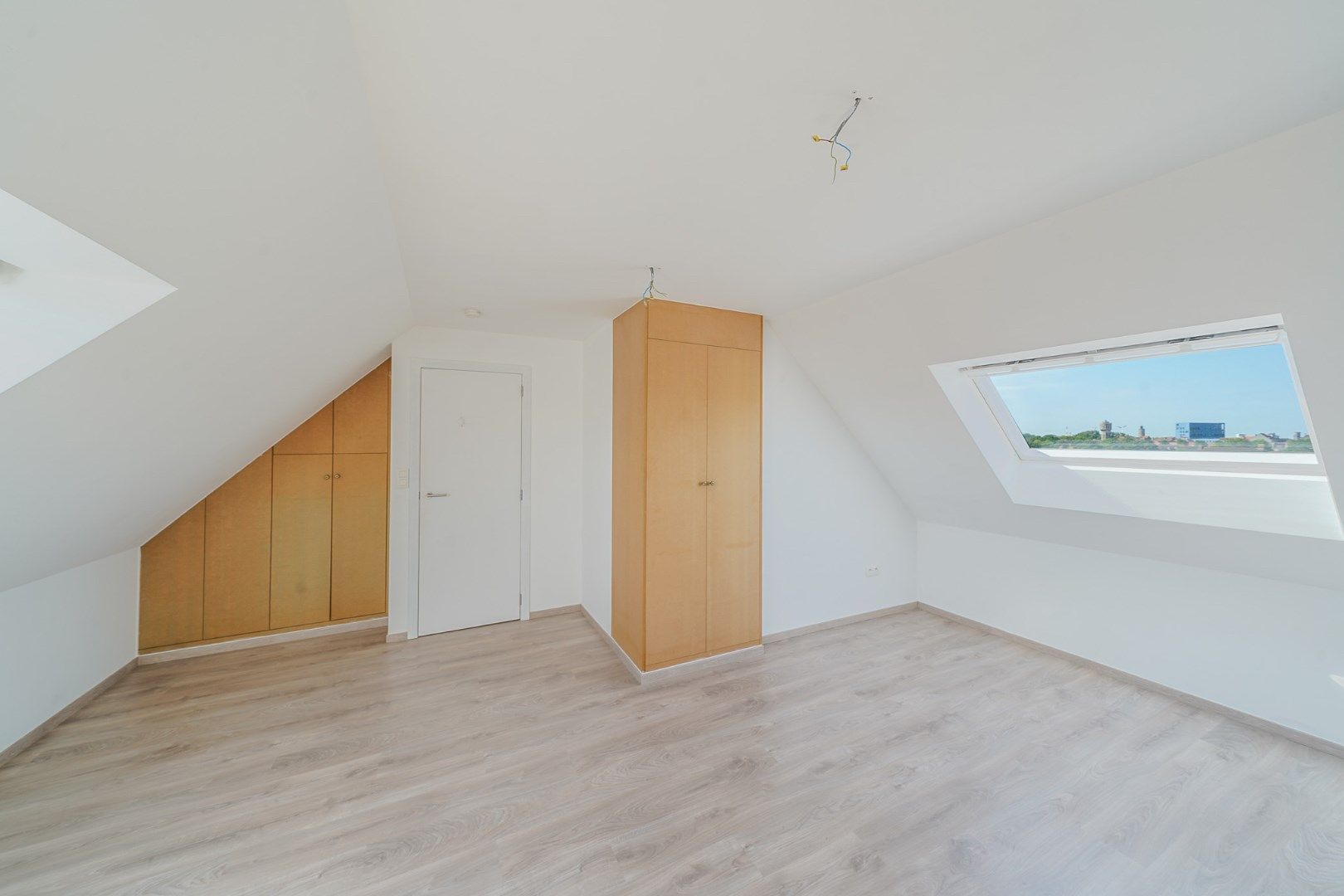 Recente en energiezuinige woning met 4 slaapkamers, ruime garage en tuin foto 10