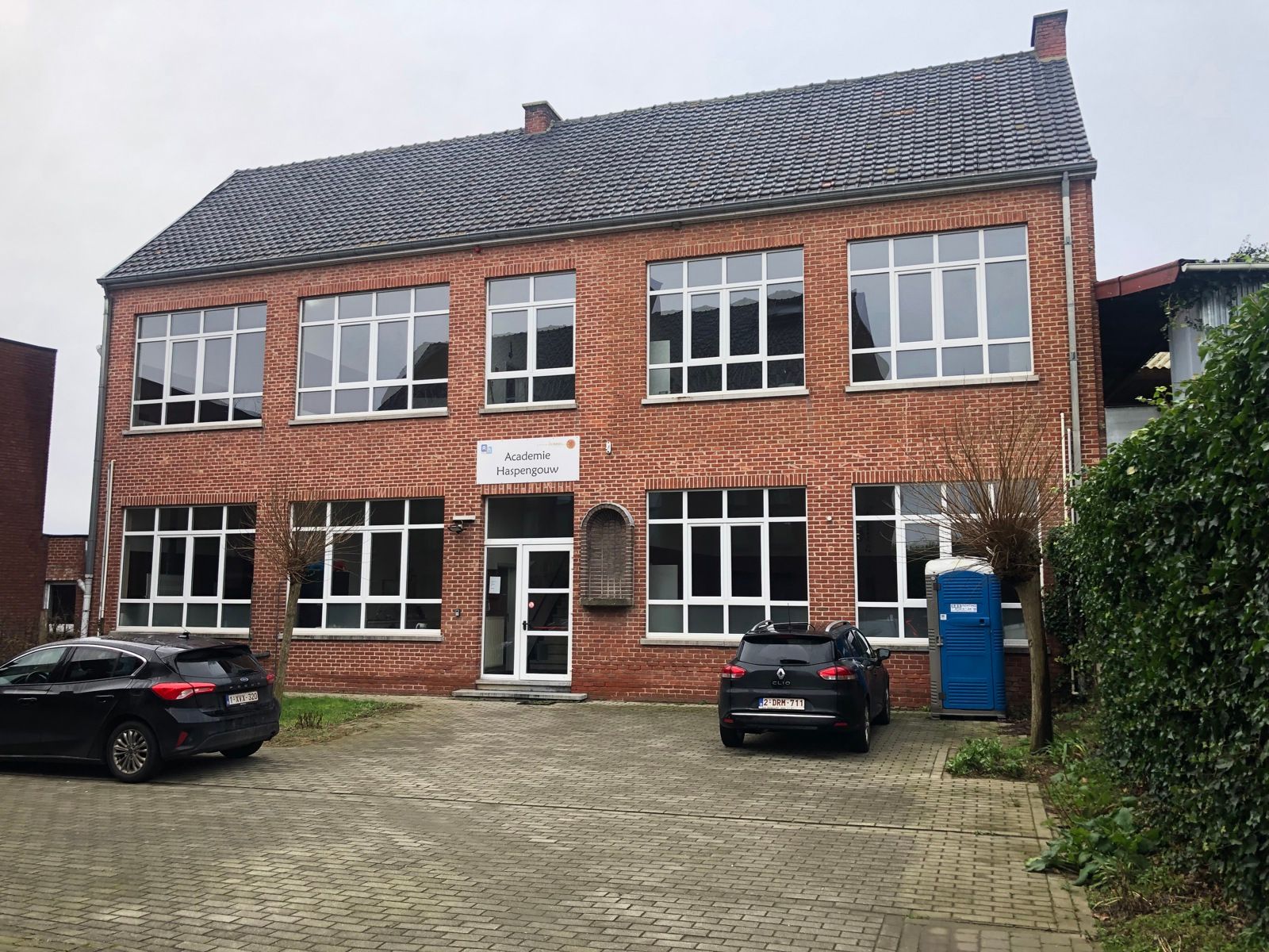 Multifunctioneel kantoorgebouw met parking foto {{pictureIndex}}