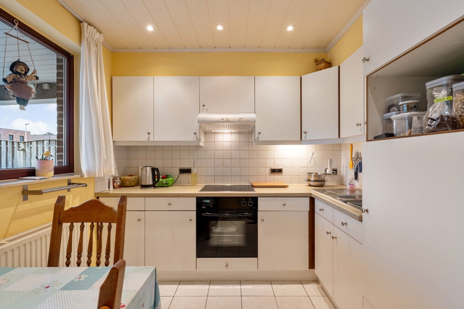 Vrijstaande gezinswoning, gebouwd in 1993 op een perceel van 5a74ca, gunstige ligging vlakbij het centrum. foto 8