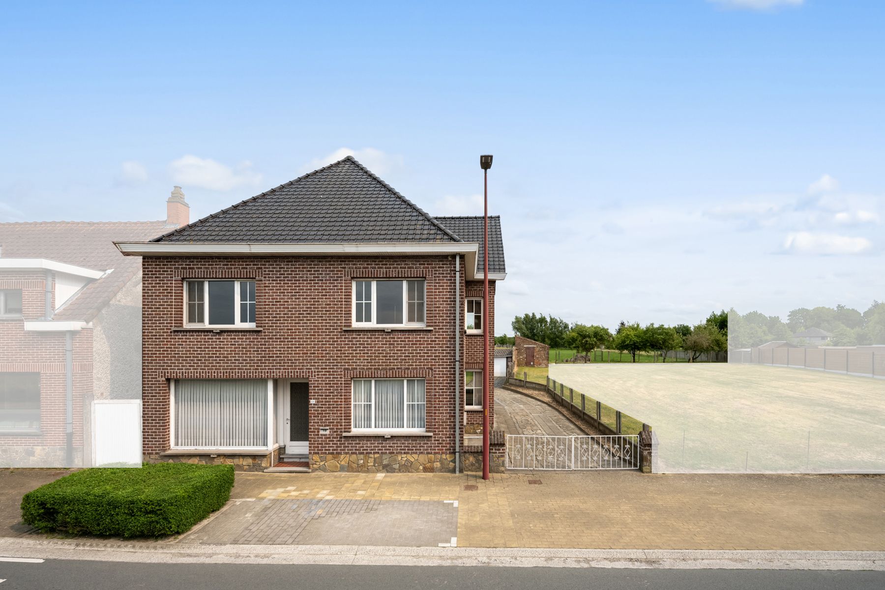 Grote, halfopen woning met grote weide foto 21