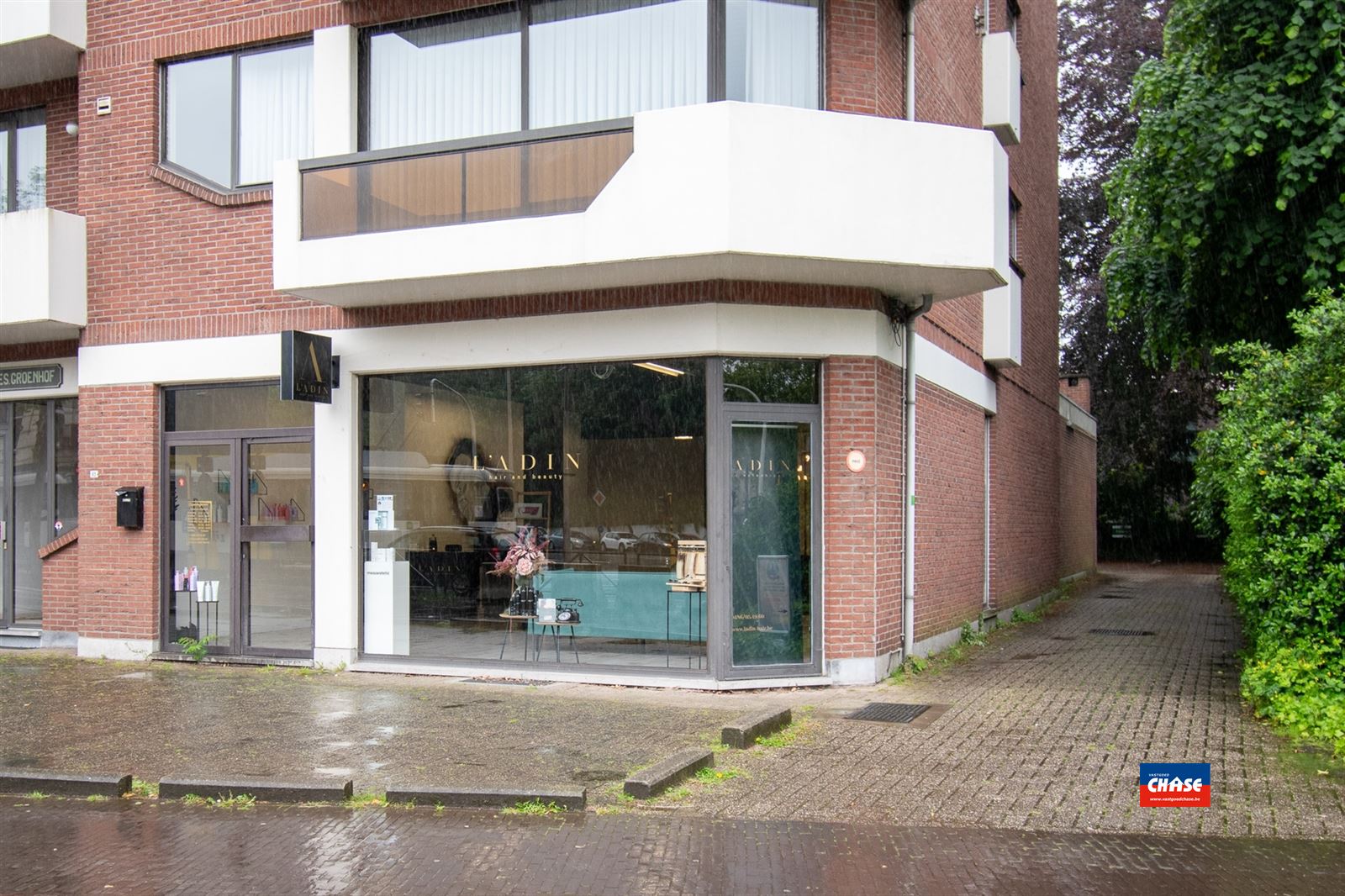 Commercieel gelijkvloers, praktijk of kantoorruimte met veel mogelijkheden, op toplocatie in het centrum van Mortsel foto 2