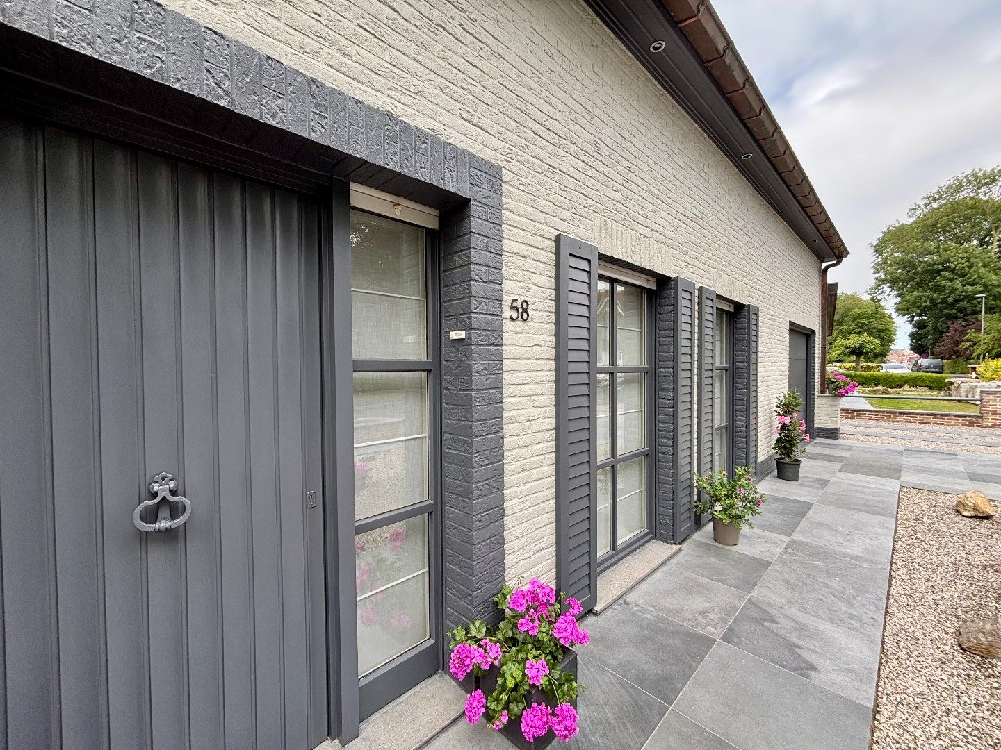Ruime verzorgde half open woning met tuin en garage. foto 2