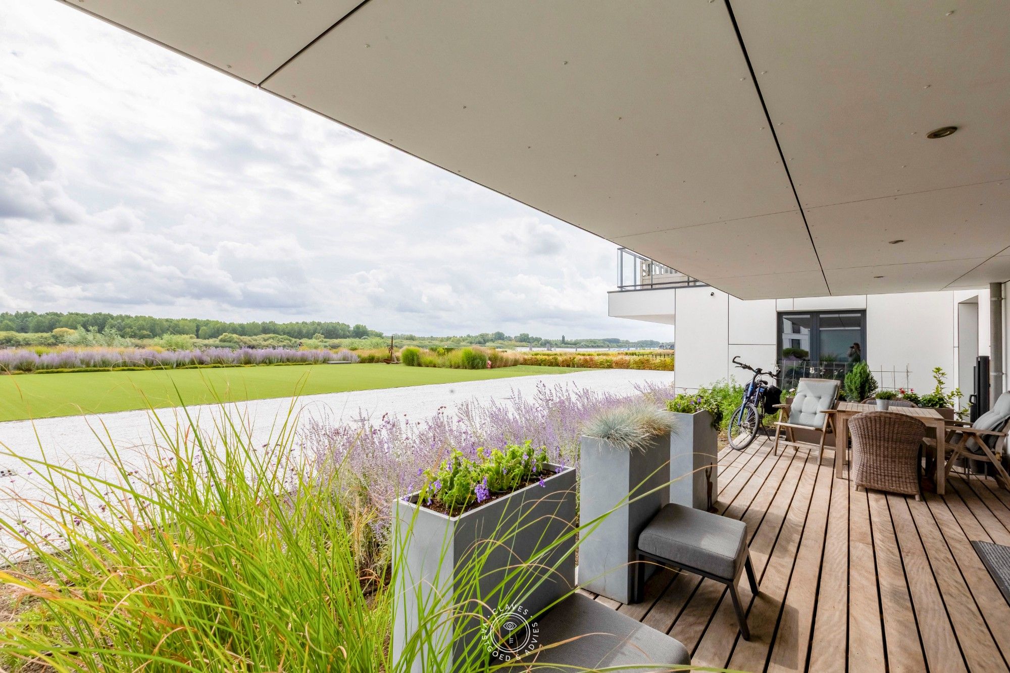 Scheldezicht vanop uw terras: uniek gelijkvloers appartement foto {{pictureIndex}}