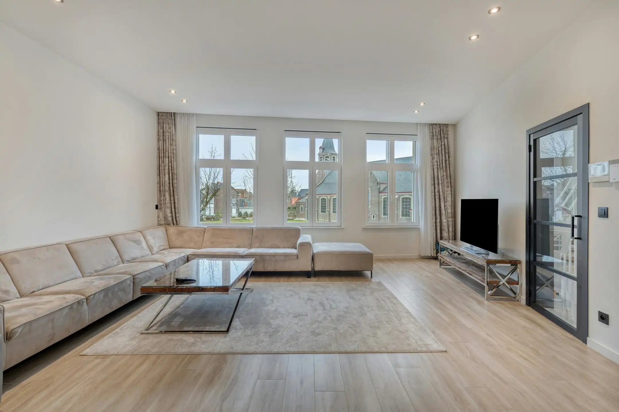 Handelshuis met 4 slaapkamers in het centrum van Oostakker foto 2