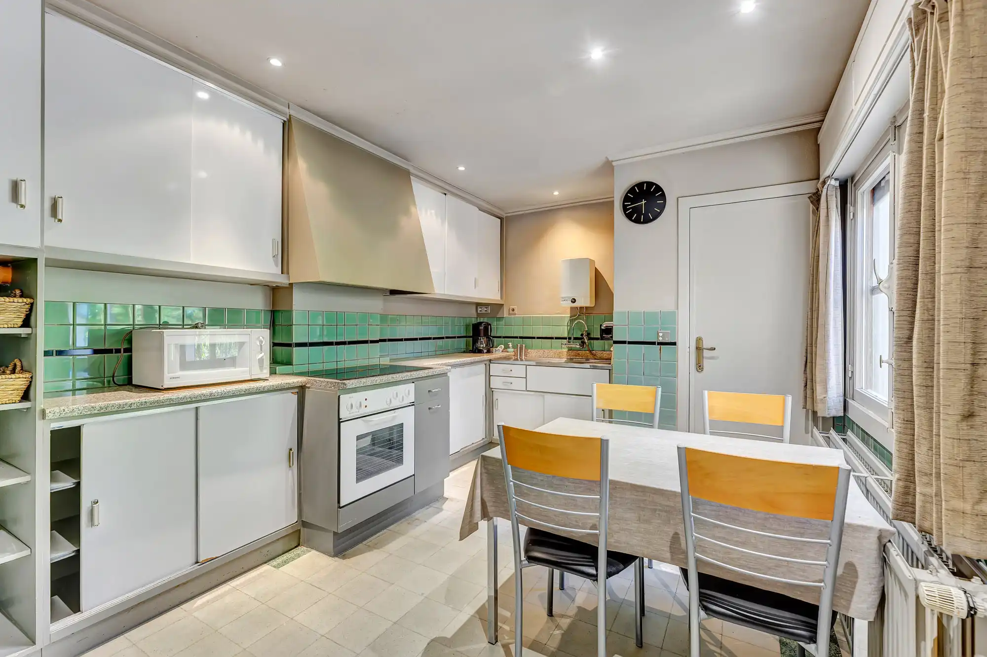 Goed onderhouden, robuuste woning met garage foto 7