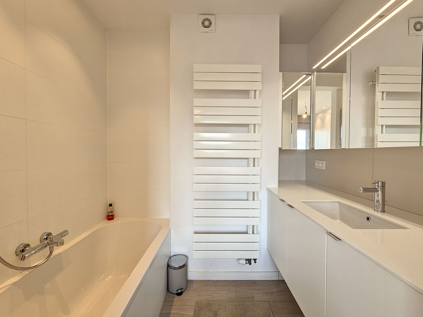 Prachtig gerenoveerd 3  slaapkamer appartement met frontaal zeezicht te Nieuwpoort-Bad foto 7