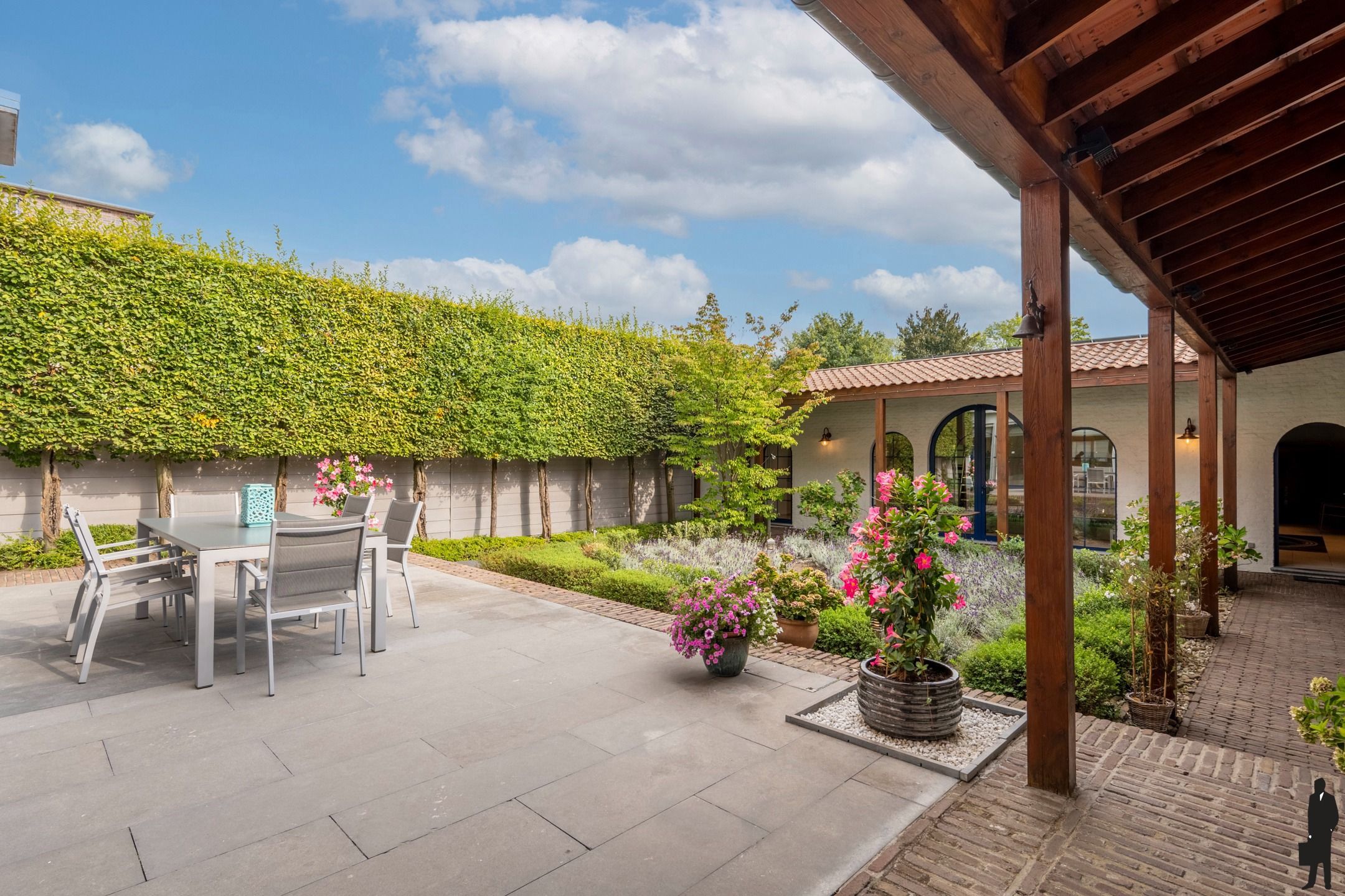 Stijlvol gelijkvloers appartement met binnenterras, tuin en binnenzwembad met wellness. foto 3