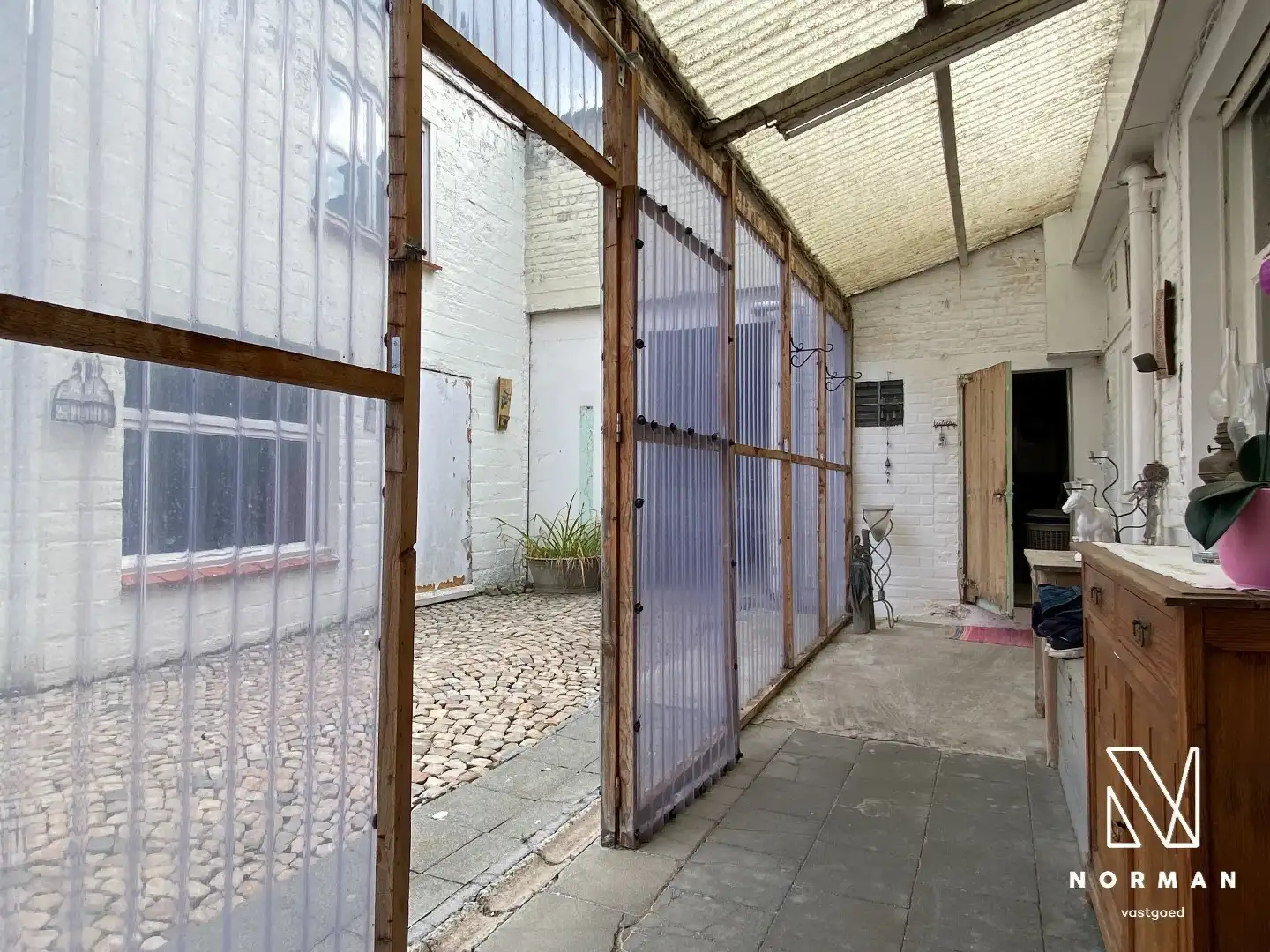 Halfopen woning met 3 slaapkamers, bijgebouw/atelier en grote voorkamer voor eventuele handelszaak foto 17