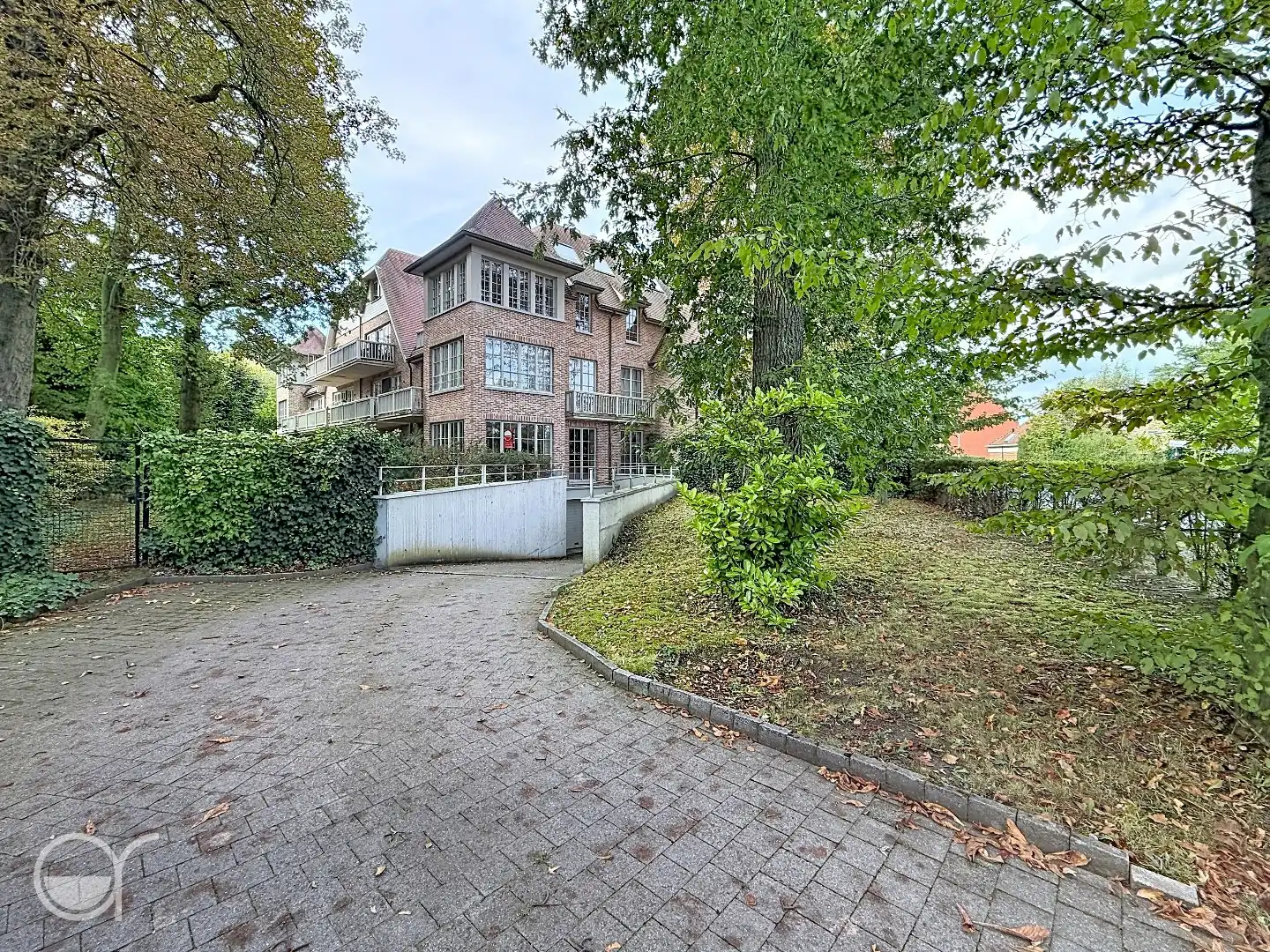 Gelijkvloers appartement met 2 slaapkamers, ruime tuin, garagebox en kelderberging in Gentbrugge foto {{pictureIndex}}