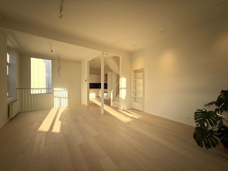 Unieke gerenoveerde eigendom met handelsruimte & triplex appartement met zicht op Coupure foto 5