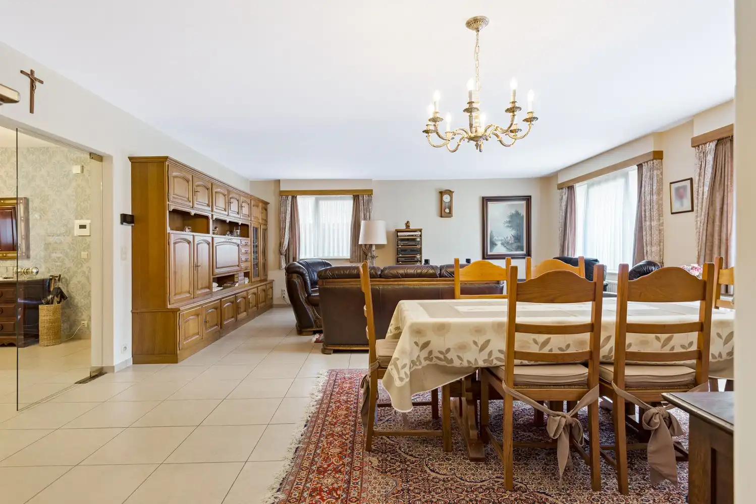 Ruim gelijkvloers appartement met 3 slaapkamers en 2 garageboxen in het centrum van Ranst! foto 6