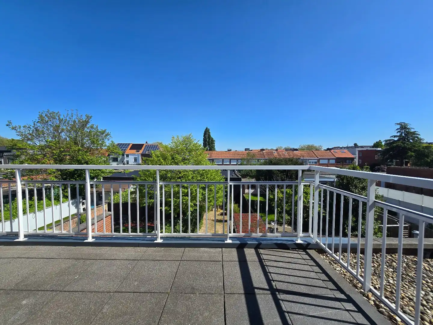 Instapklaar duplex appartement met 2 slpk. en 2 bdks. en mooi terras. foto 15