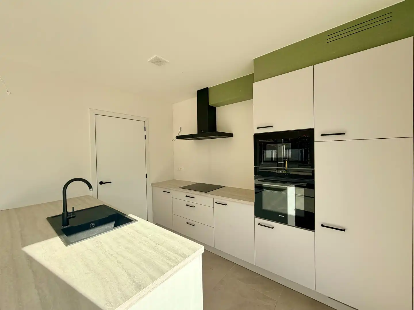 Uitzonderlijk ruime halfopen woning! foto 10