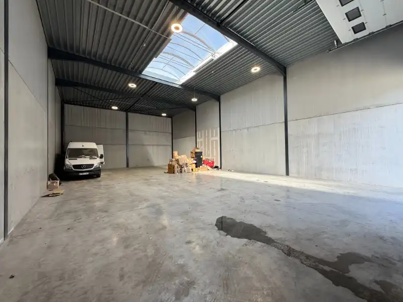 Magazijn/KMO-unit van 262 m² te huur met parkeerplaats foto 7