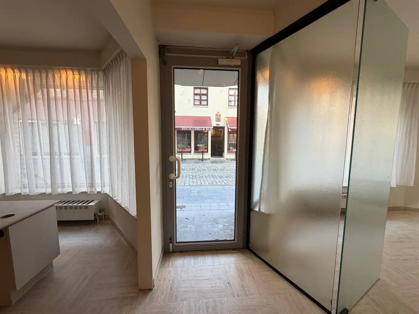 Instapklare kantoorruimte of praktijkruimte. Reeds voorzien van burelen en verlichtingsarmaturen vlakbij de Markt en de Hepperpoort. foto 7