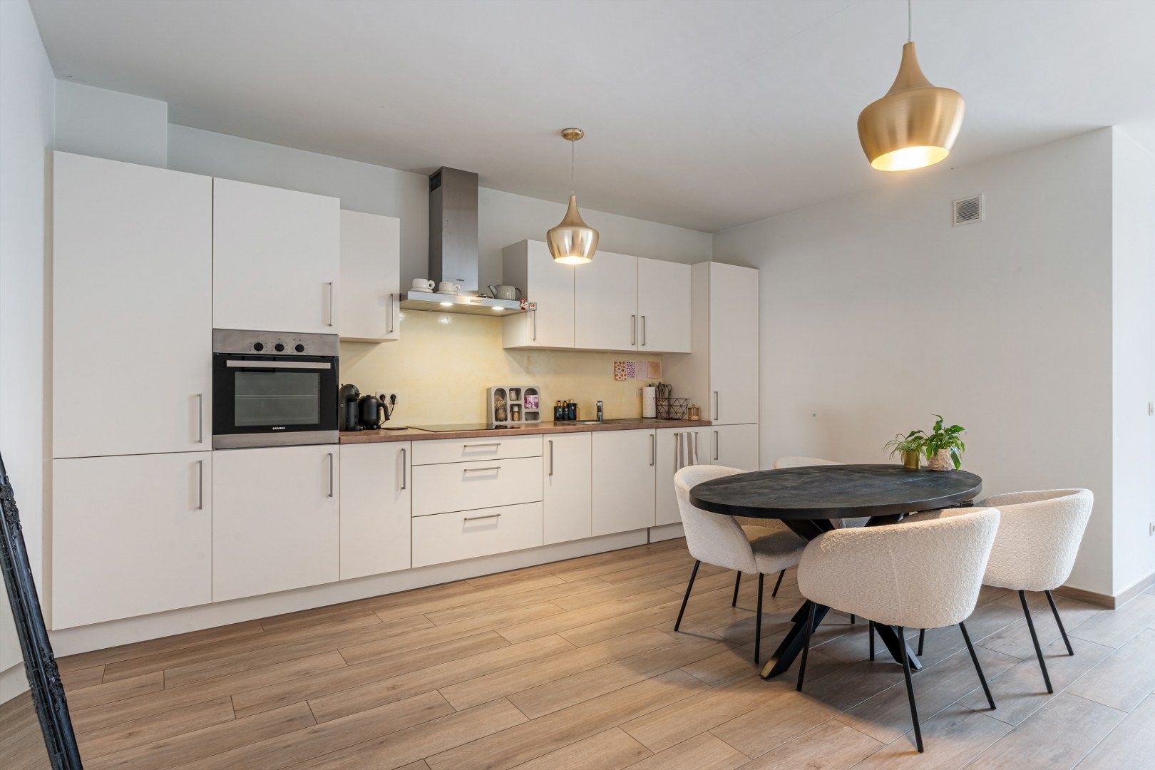 Recent, hoogwaardig afgewerkt gelijkvloers appartement, met terras en inpandige garage, in het centrum van Maaseik!  foto 4