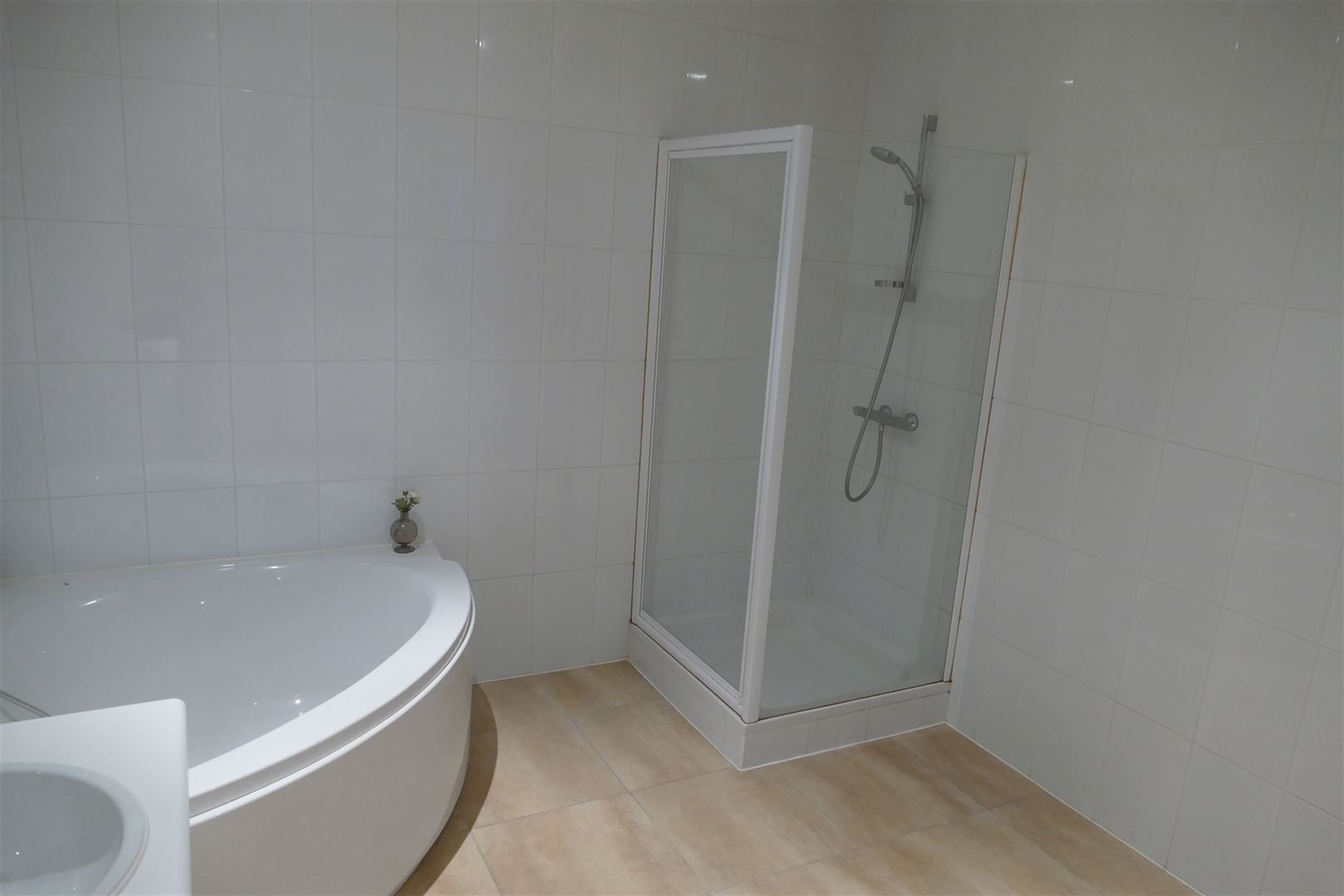 Modern gelijkvloersappartement + tuin & garage op toplocatie foto 9
