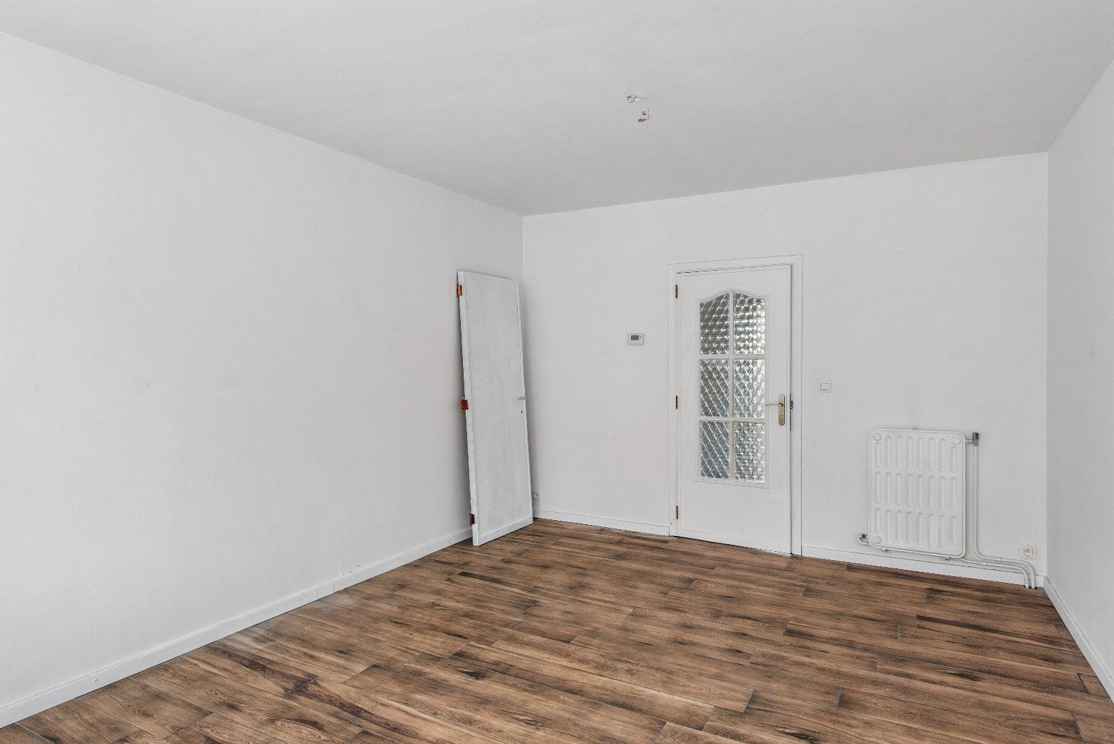 Deels te renoveren bel-étage met ruime garage en potentieel foto 7