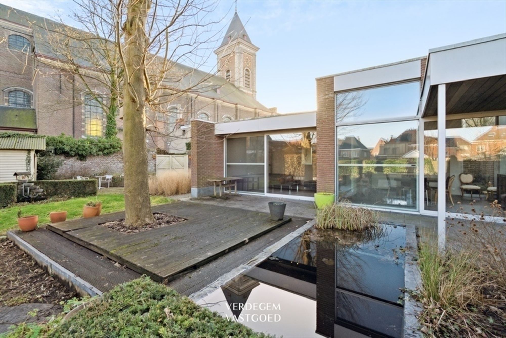 Centraal gelegen pand met praktijkruimte, kantoor of winkel van 225m² + appartement + tuin met studio foto 33