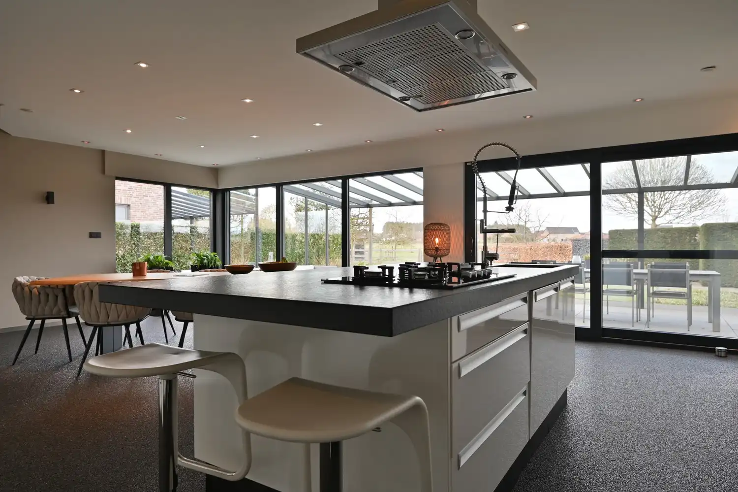 Instapklare topwoning met unieke mogelijkheden op een perceel van 11a75ca in het landelijke Neeroeteren. foto 11