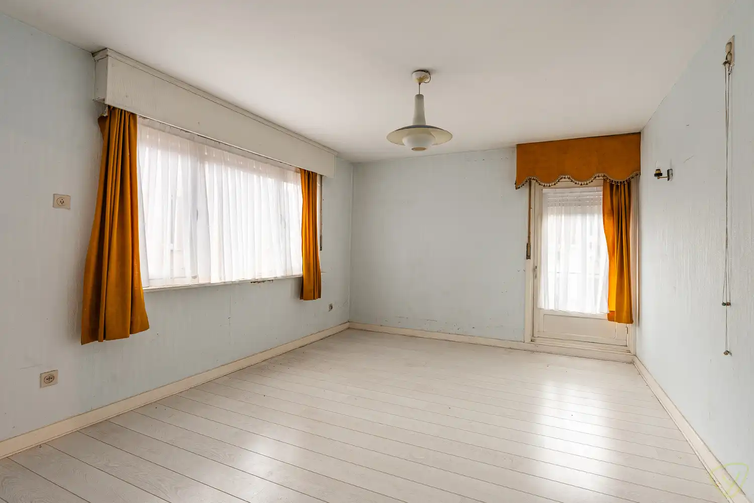 Ruime gezinswoning te koop in Eeklo met 3 slaapkamers met een ruime loods achteraan, die perfect voor een combinatie van comfortabel wonen en werken kan zijn. foto 15