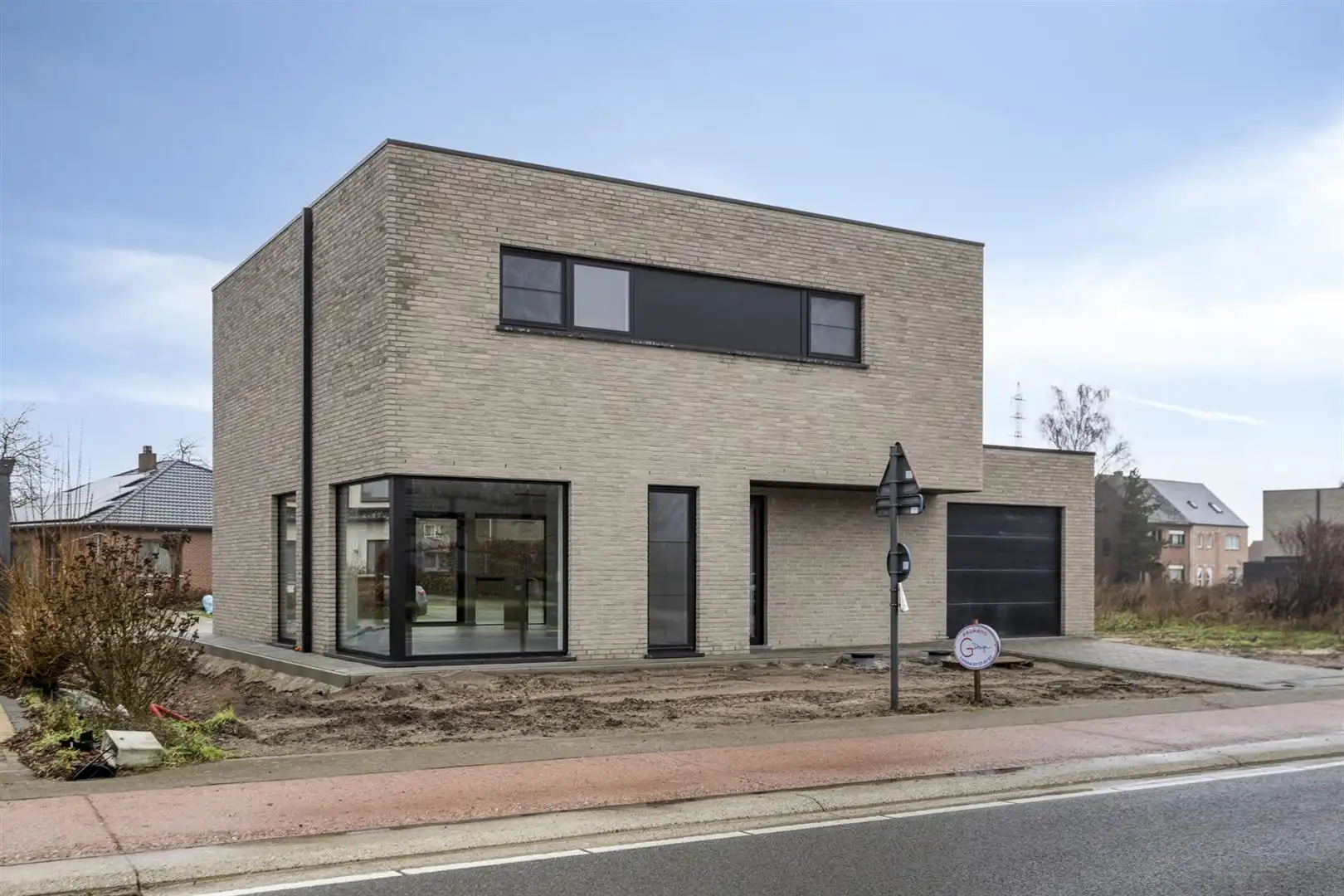 TE KOOP: Ruime nieuwbouwwoning met 3 slaapkamers te Pelt! foto {{pictureIndex}}