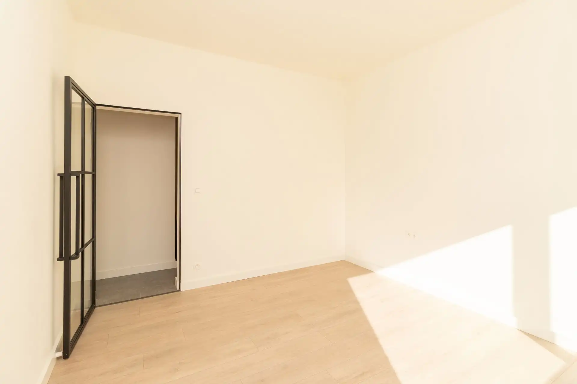 Gerenoveerd gelijkvloers appartement met tuin foto 10