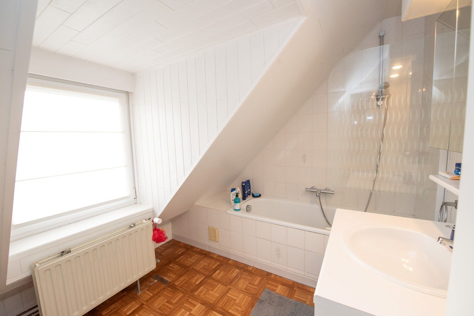 🏡 Charmante gezinswoning met 3 slaapkamers, inpandige garage en prachtige tuin in rustige woonwijk - Bezoek woensdag 10 december 15u30-17u30 (mits afspraak) foto 8