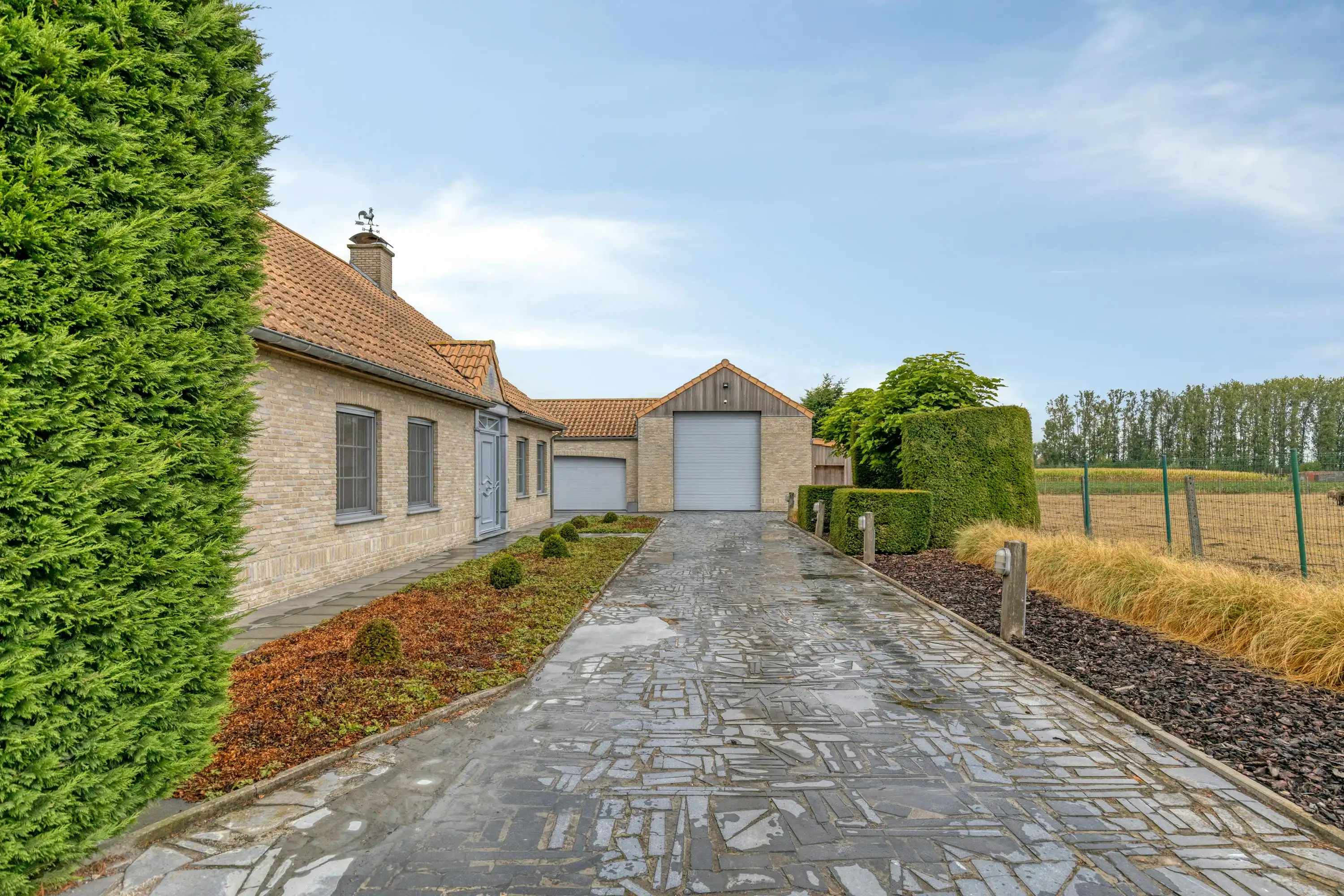 Huis met magazijn op een rustige locatie in Zwevezele foto 12