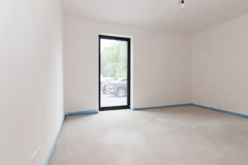 Ruim gelijkvloers nieuwbouwappartement met 2 slaapkamers, terras en een mooie tuin op een goed bereikbare locatie! foto 8