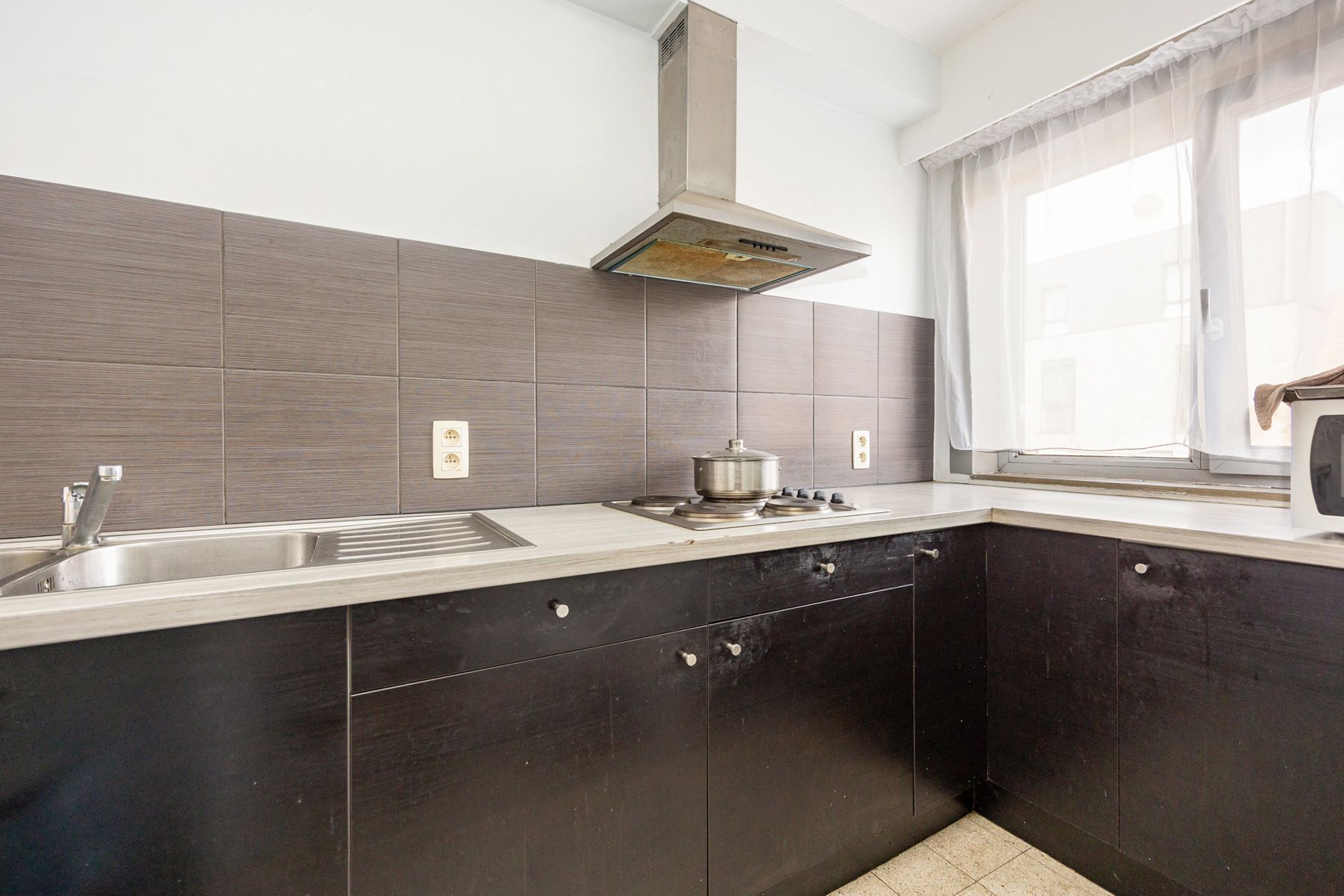 Een appartement op de tweede verdieping links met terras, autostaanplaats en garage. foto 10