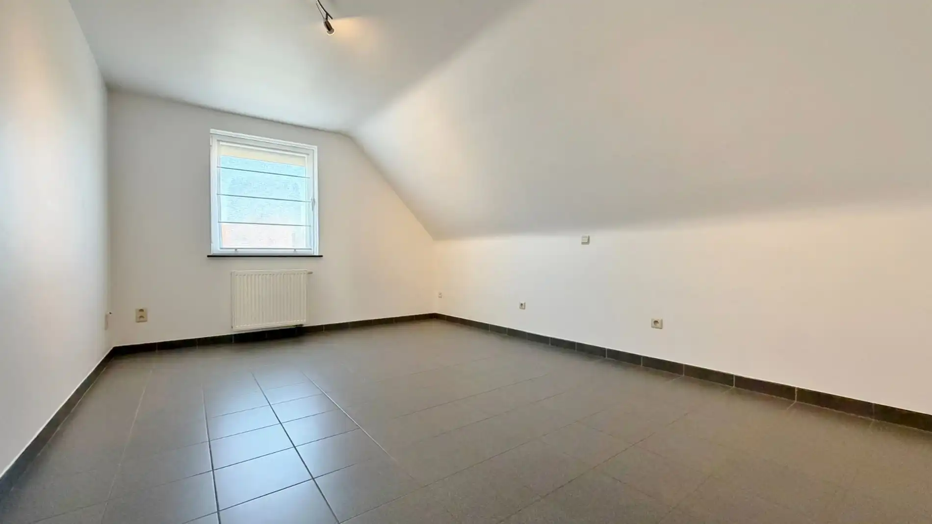 Ruime, zeer goed onderhouden villa met prachtige tuin in rustige doodlopende straat. foto 18