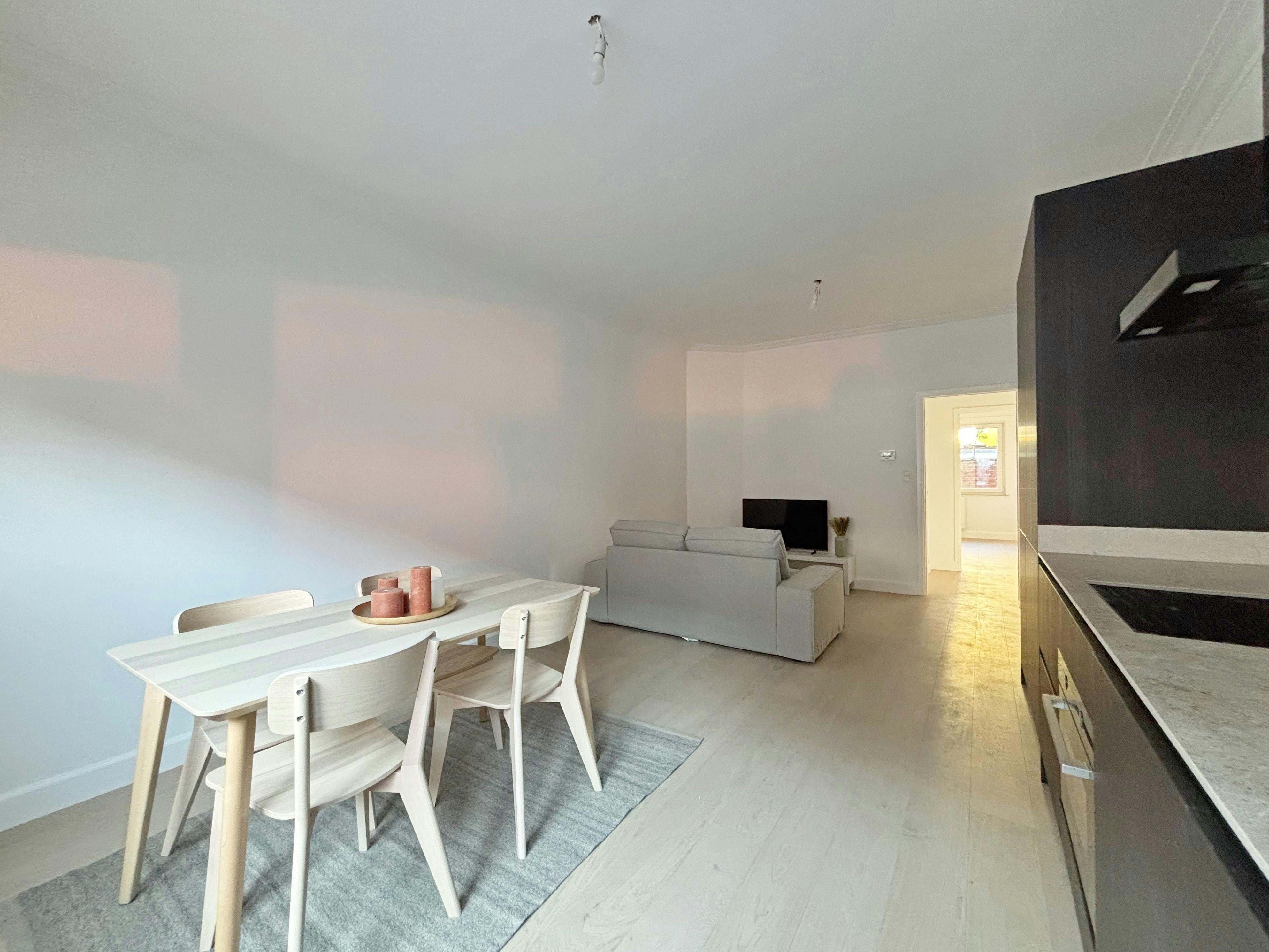 Gerenoveerd gelijkvloers appartement met twee slaapkamers foto 2