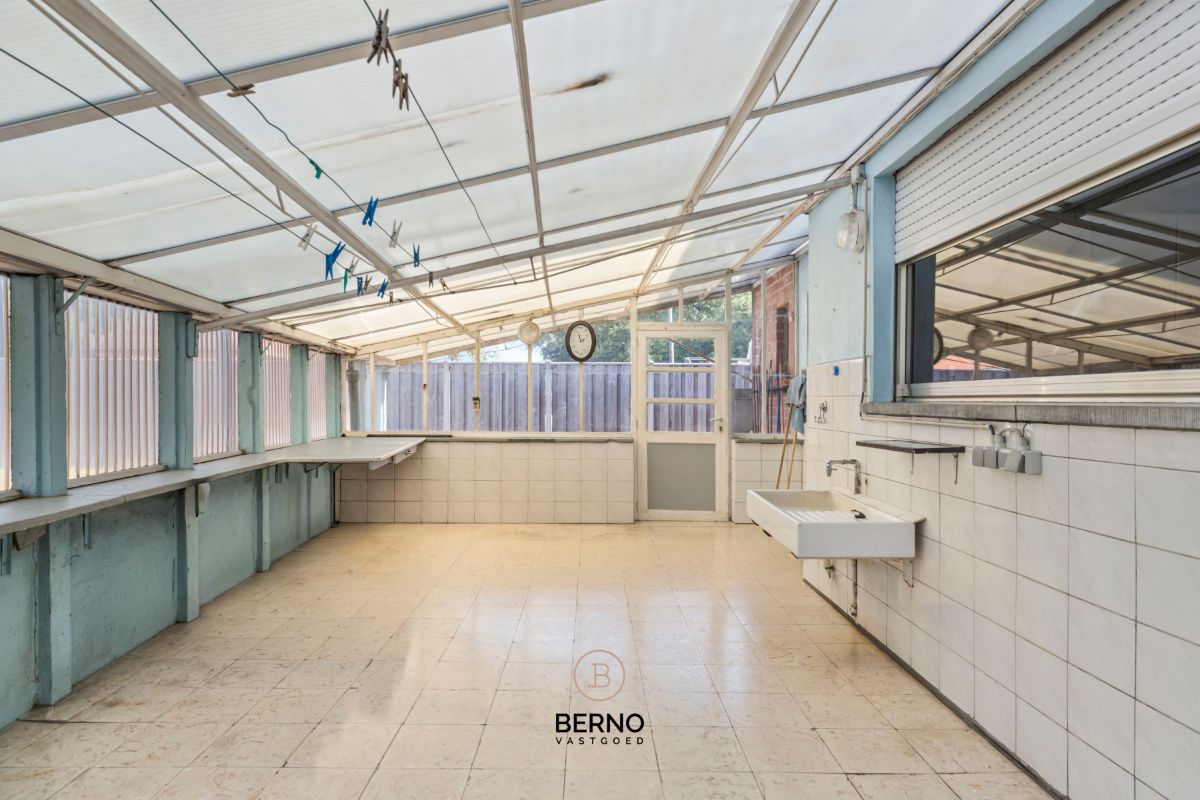 Ruime gezinswoning met garage en uitgestrekte tuin. foto 10