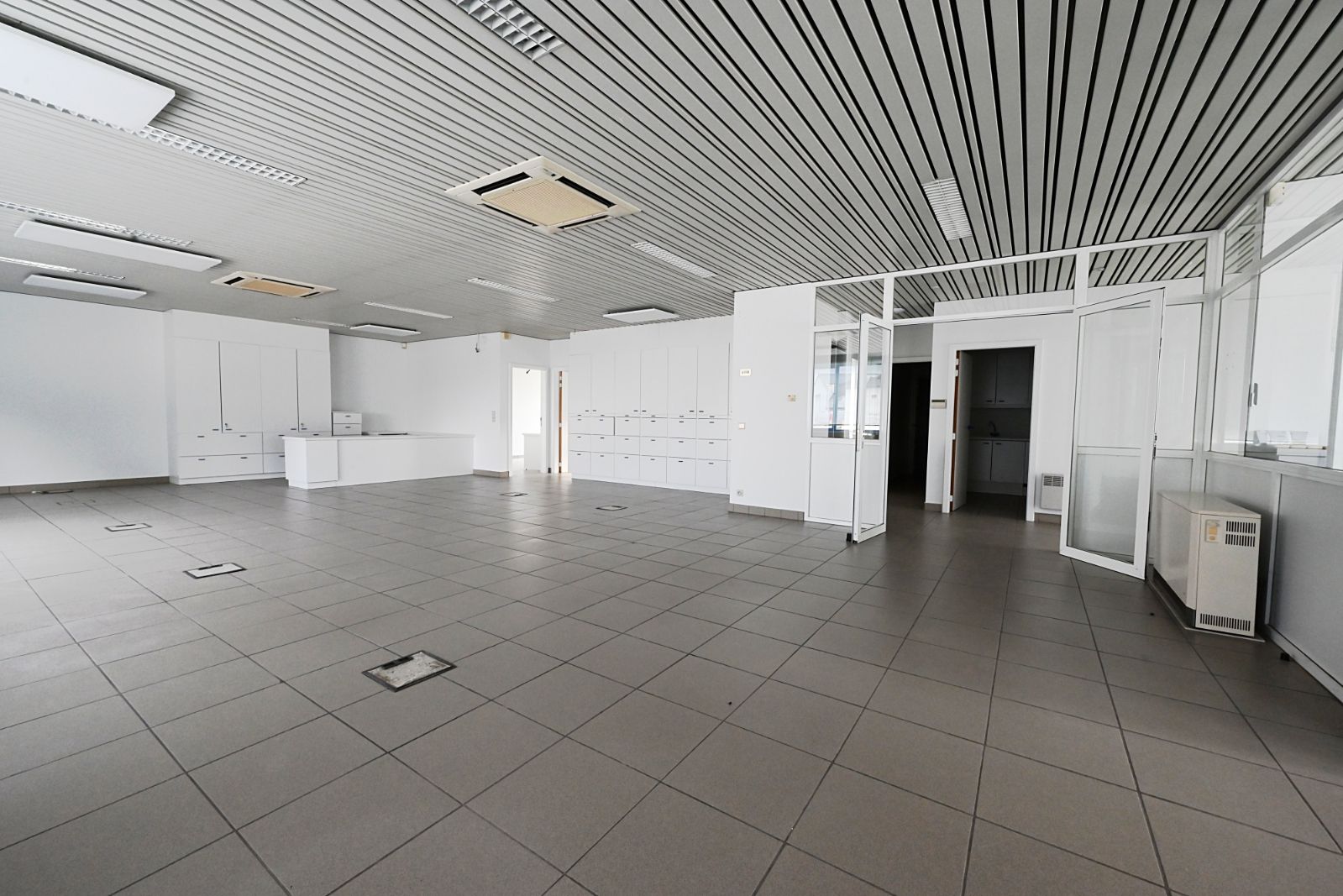 Bedrijfs-/ kantoorgebouw (275m2) met veel parkeergelegenheid! foto 3