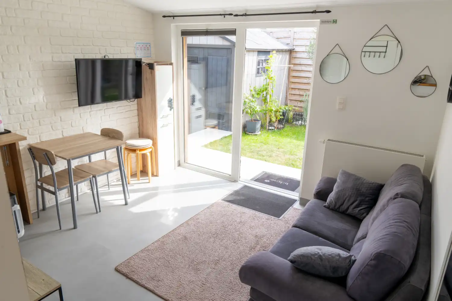 Wonen en werken op één adres – unieke halfopen woning met praktijkruimte. foto {{pictureIndex}}