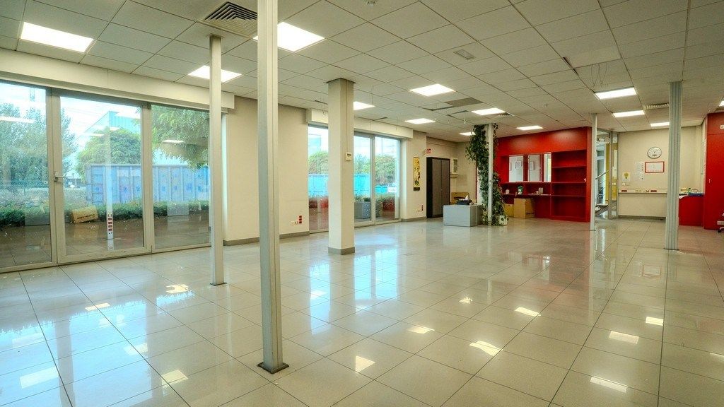 Magazijn met kantoren te huur langs E34 in Beveren foto 4