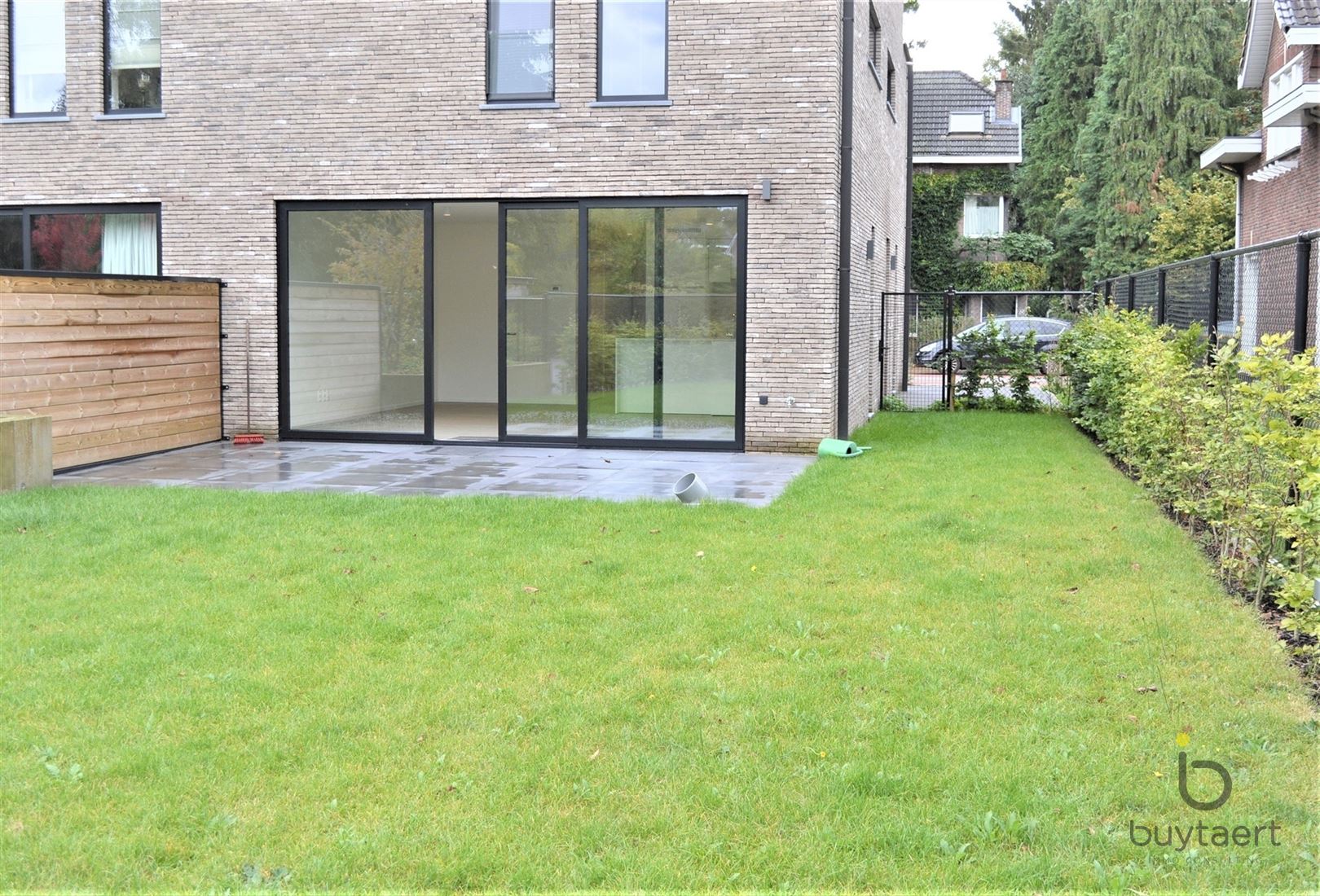 Gelijkvloers appartement met twee slpks en tuin! foto 5