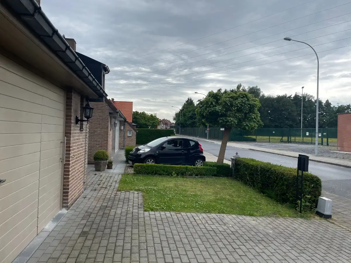 EENGEZINSWONING + garage & tuin foto 7