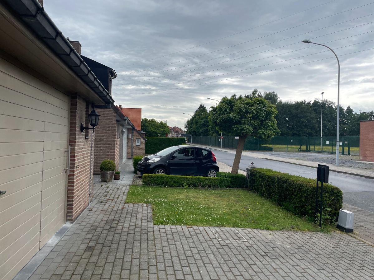 EENGEZINSWONING + garage & tuin foto 5