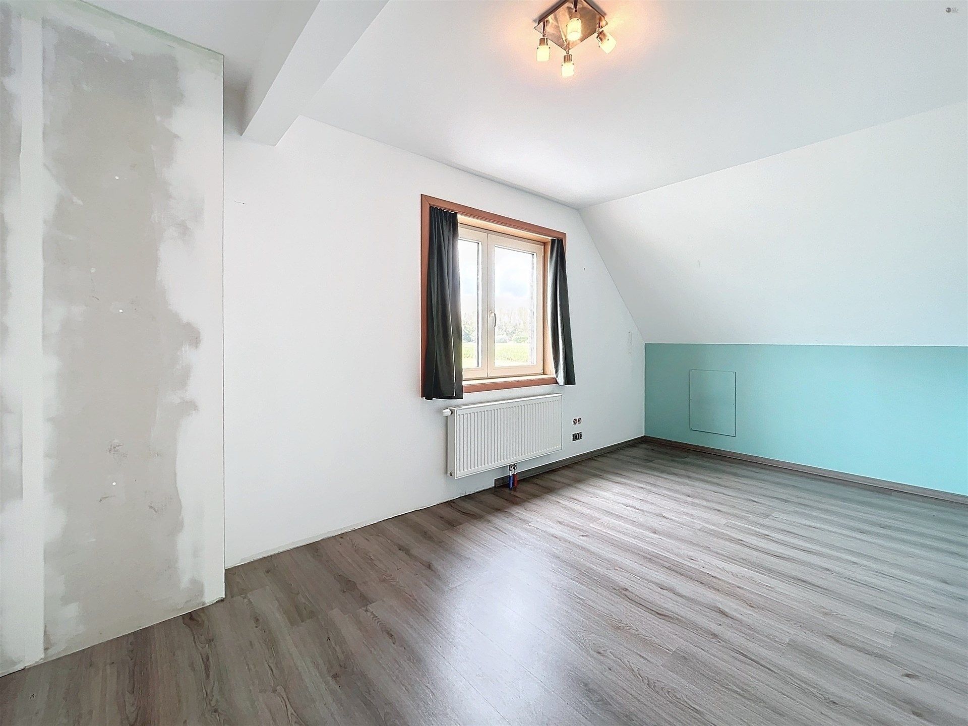 Ruime open bebouwing met 4 slaapkamers op perceel van 828 m²  op toplocatie. foto 17