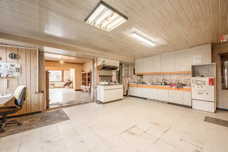 🏡 Te renoveren HALFOPEN woning met 3 slaapkamers, grote garage met uitweg achteraan TE KOOP in het hartje van Sint-Baafs-Vijve! foto 6