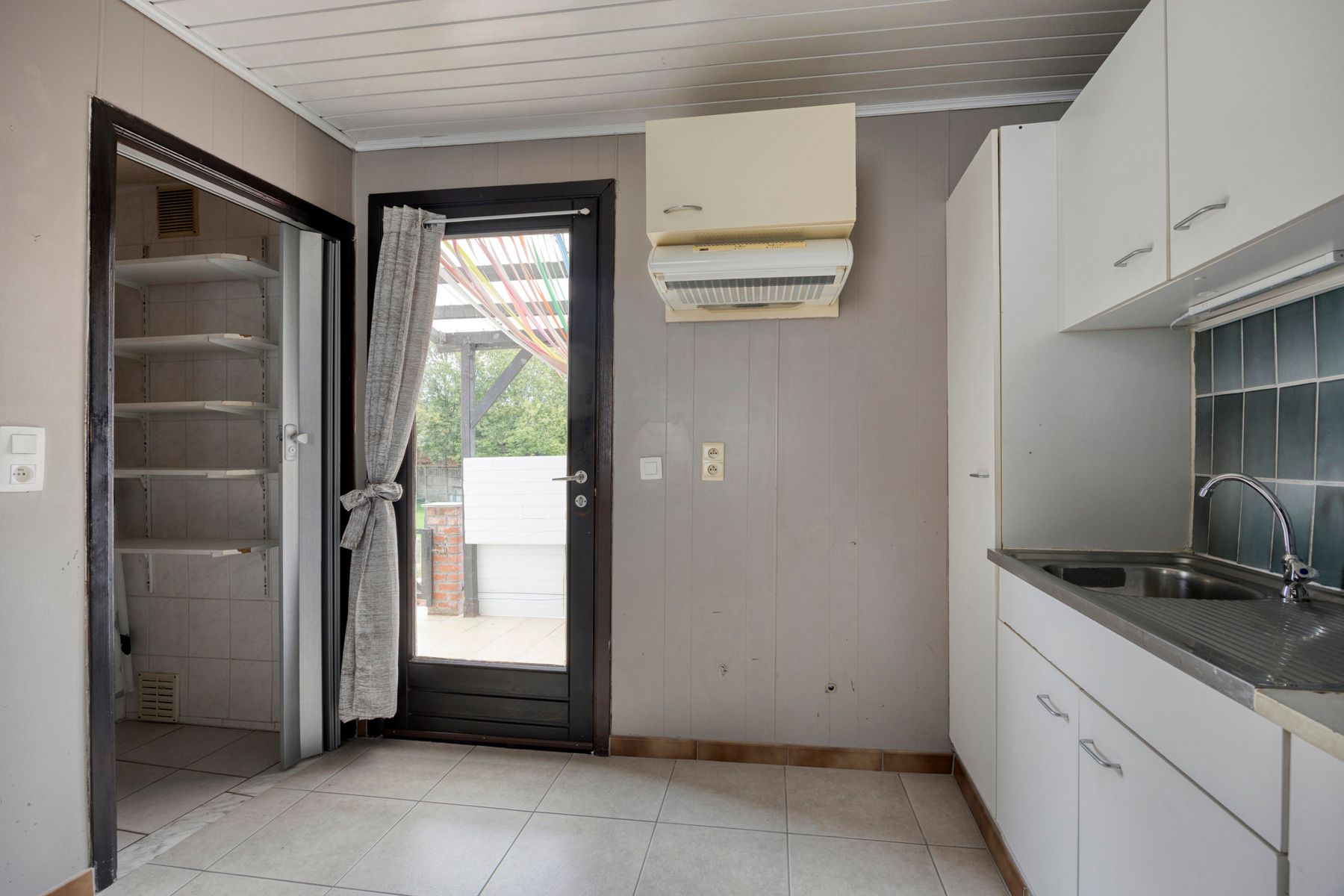 Charmante te renoveren woning met tuin foto 8