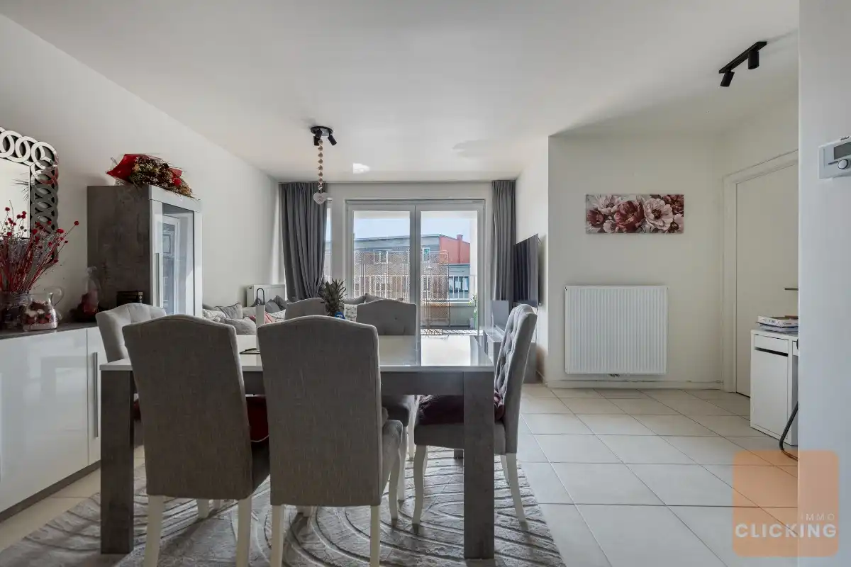 Modern 2 slaapkamerappartement met gezellig terras foto 6