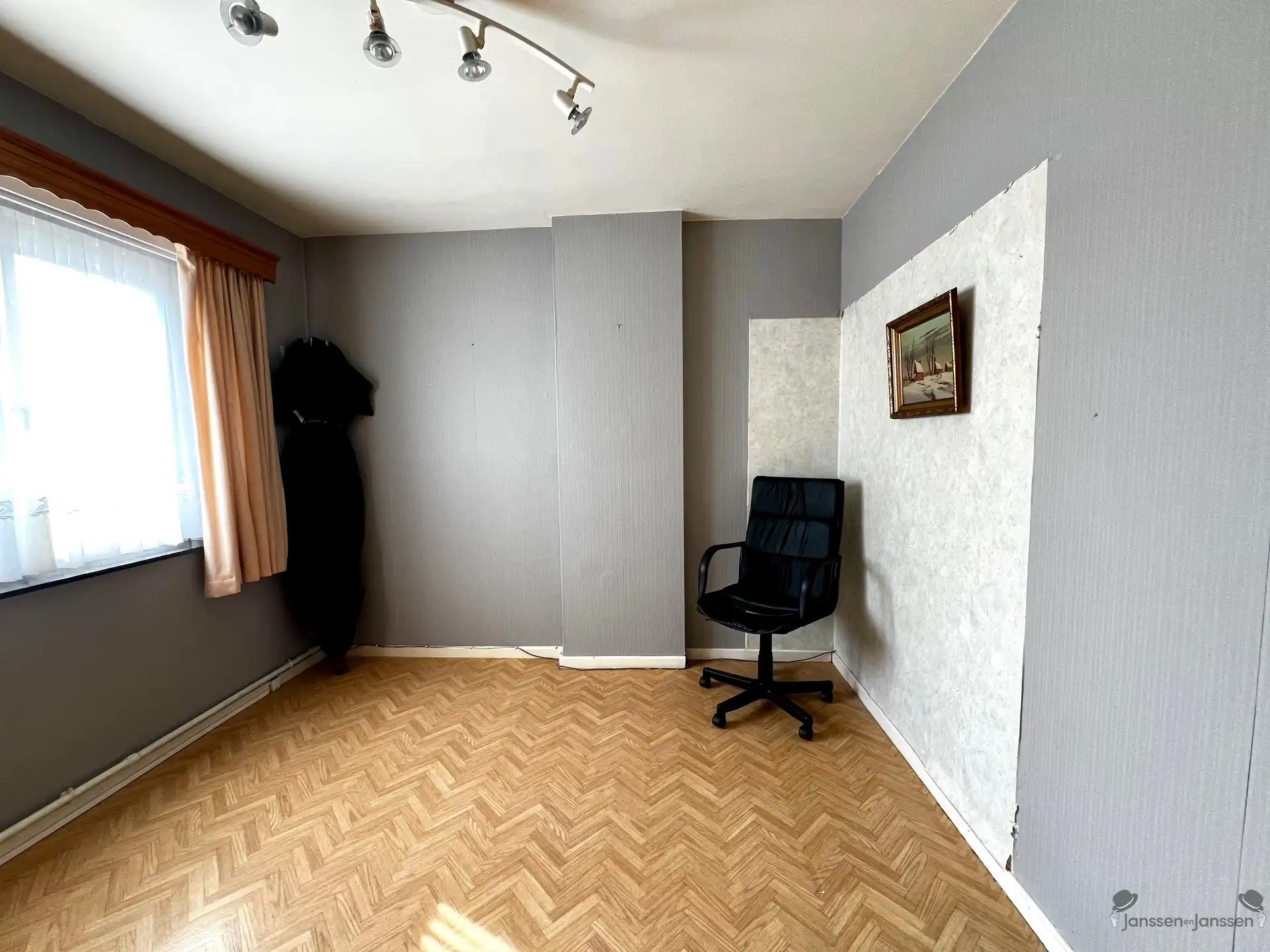 Centraal gelegen te renoveren woning  foto 13
