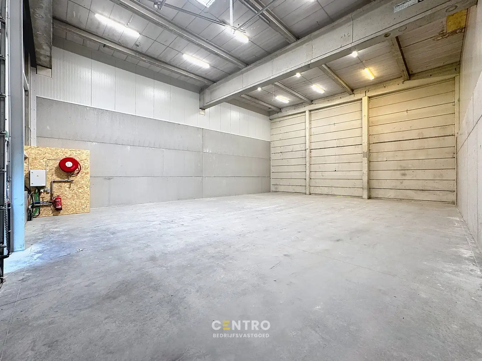 NB KMO-UNIT (202.46m²) te koop met 2 private parkeerplaatsen voor de deur, elektrische sectionaalpoort en sanitair blok op industriezone "Herdersbrug" te 8000 Brugge foto 4