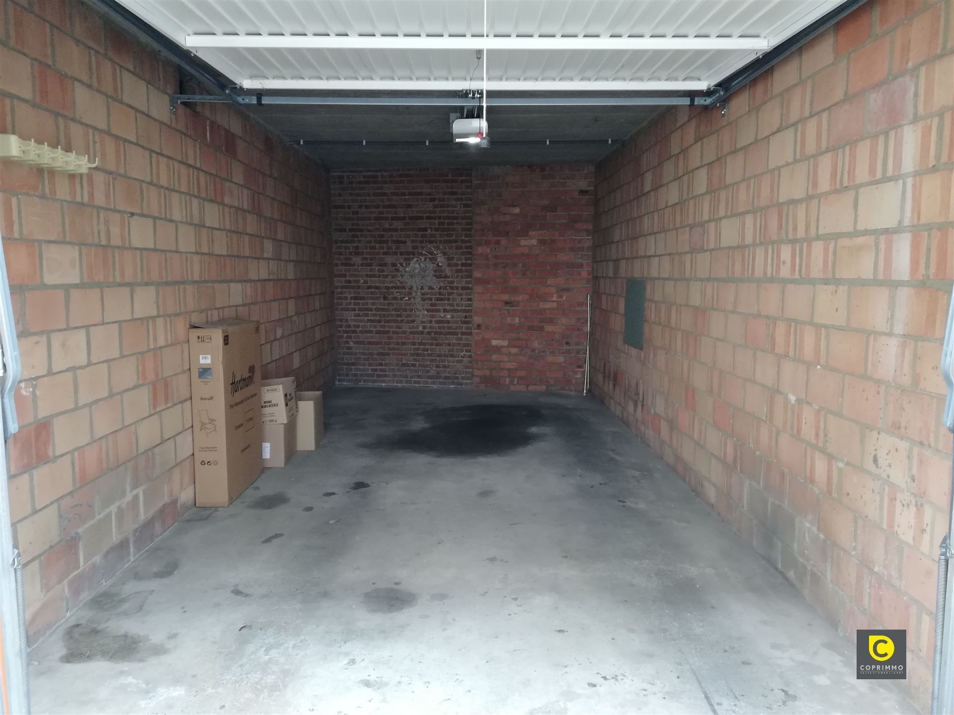 Bovengrondse garagebox met elektrische poort op zeer centrale locatie foto 2