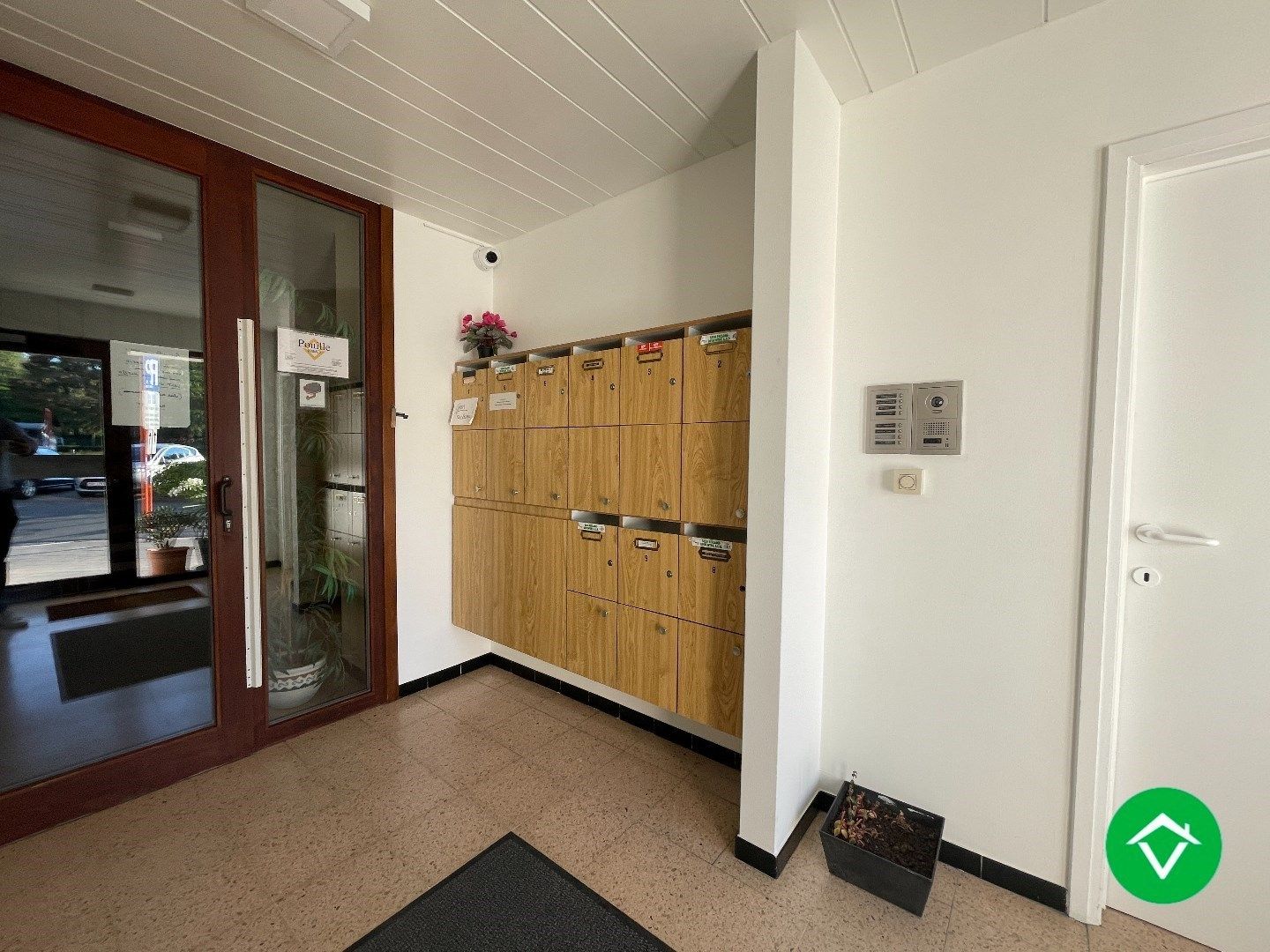 Instapklaar appartement met twee slaapkamers en garage te Roeselare foto 2