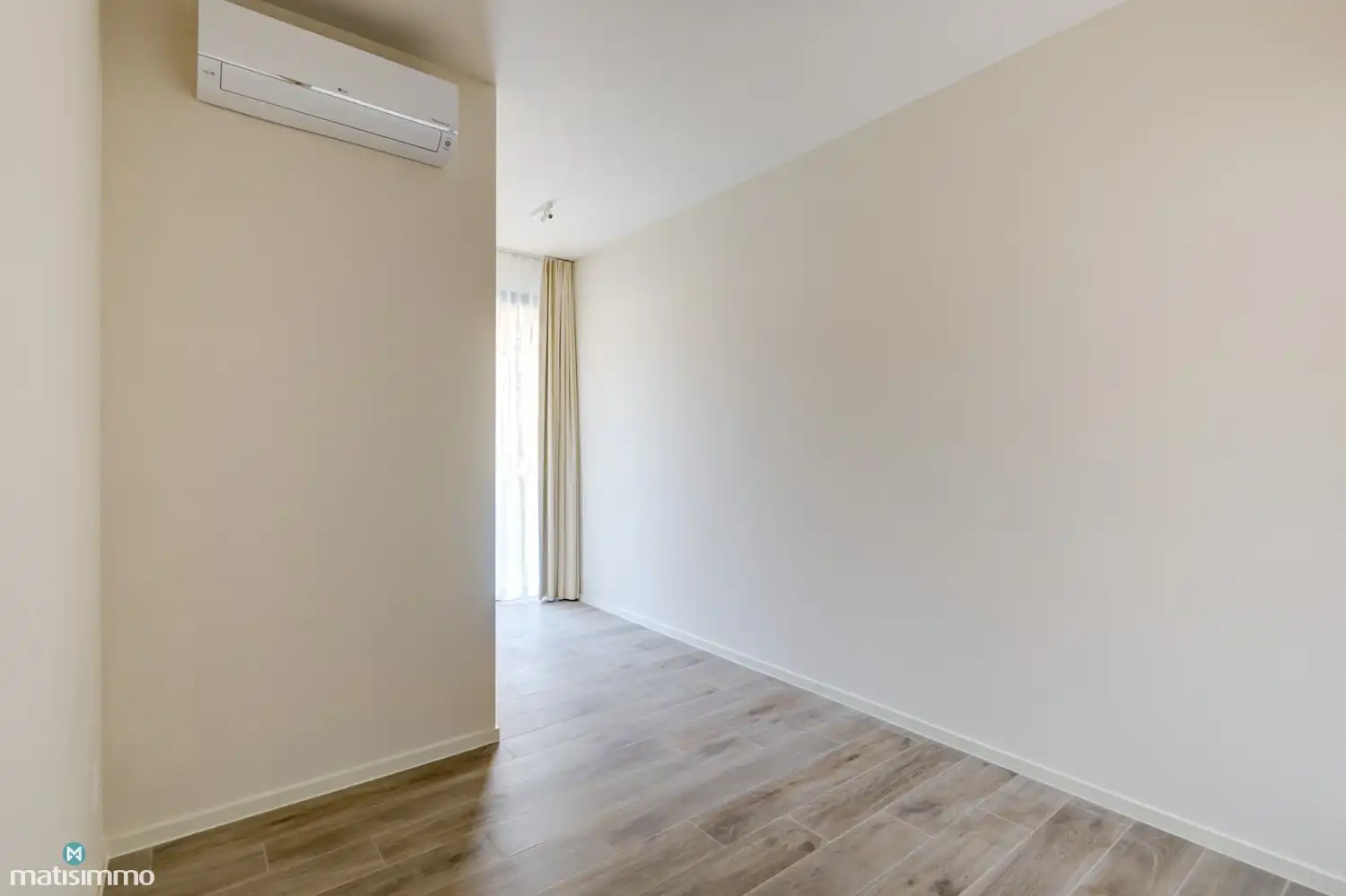 RECENT INSTAPKLAAR GELIJKVLOERS APPARTEMENT MET AIRCO, ZONNEPANELEN EN PARKEERPLAATS NABIJ HET CENTRUM VAN BILZEN foto 10